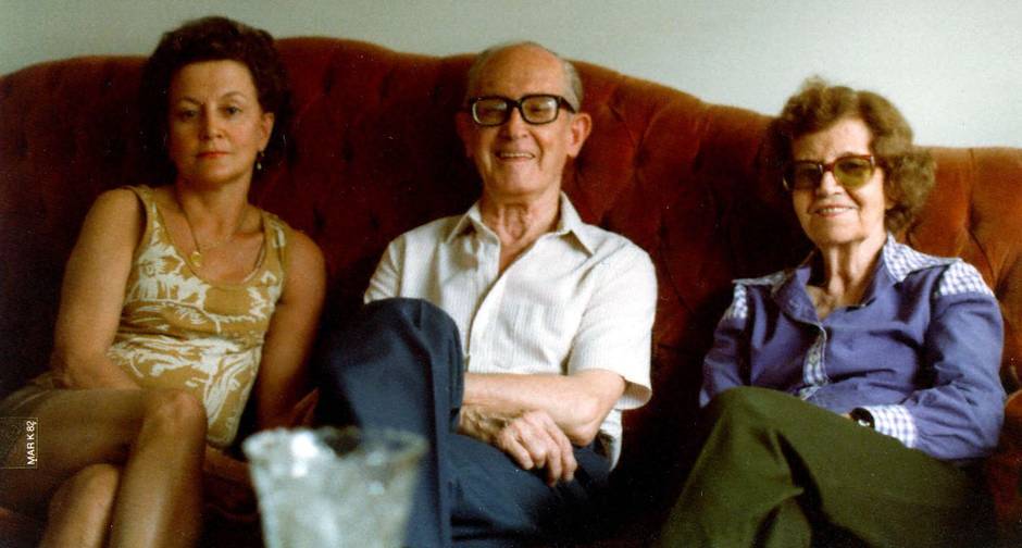 Família. Carlos Drummond de Andrade entre a filha, Maria Julieta, e a mulher, Dolores, no Rio