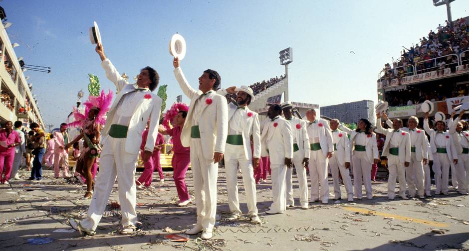 Carnaval. Desfile da Mangueira, com o enredo "O reino das palavras", em homenagem a Carlos Drummond de Andrade: comissão de frente com poetas e escritores notáveis, entre eles Chico Buarque