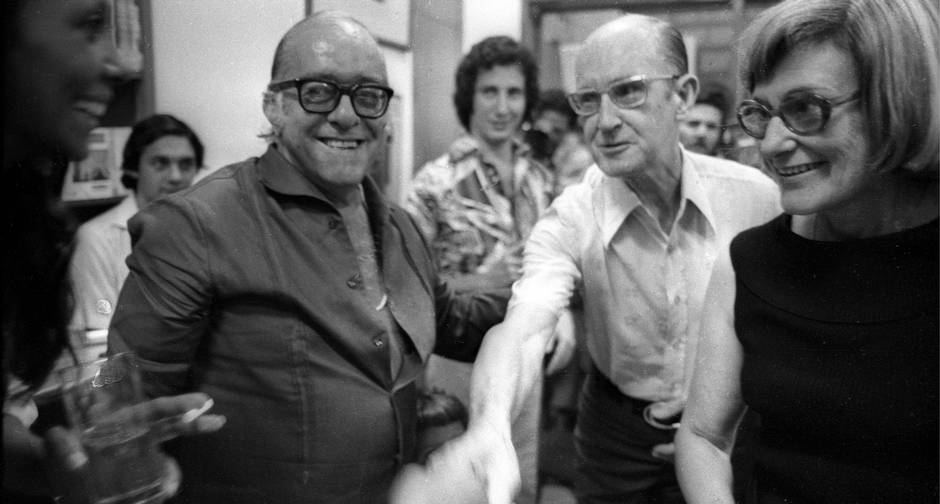 Amizade. Na inauguração da Livraria Cobra Norato, em Ipanema (RJ), Vinicius de Moraes observa sua sétima mulher, Gessy Gesse, cumprimentar o amigo Carlos Drummond de Andrade