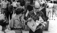 Passeio carioca. Carlos Drummond de Andrade, com sua mulher, Dolores, nas ruas do Rio