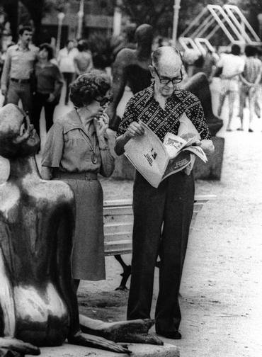 Passeio carioca. Carlos Drummond de Andrade, com sua mulher, Dolores, nas ruas do Rio