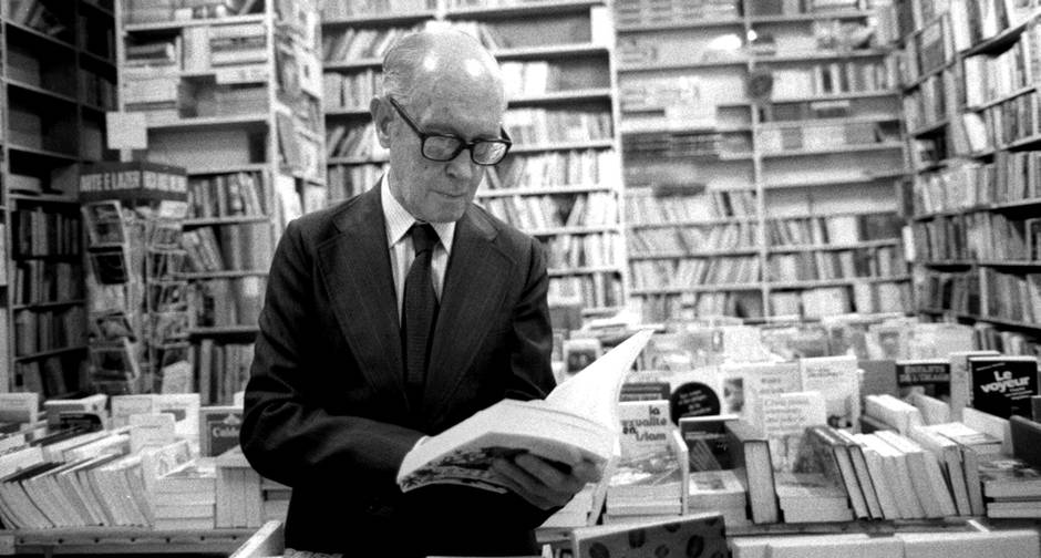 Paixão pela literatura. Carlos Drummond de Andrade lê na Livraria Leonardo da Vinci, no Centro do Rio