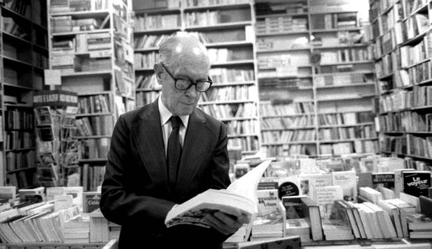 Paixão pela literatura. Carlos Drummond de Andrade lê na Livraria Leonardo da Vinci, no Centro do Rio
