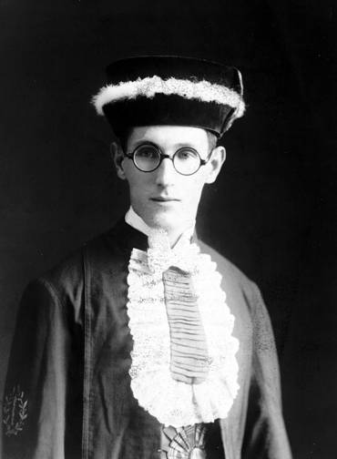 Farmacêutico. Carlos Drummond de Andrade com a beca de formatura no curso de Farmácia, em 1925: escritor jamais exerceu a profissão