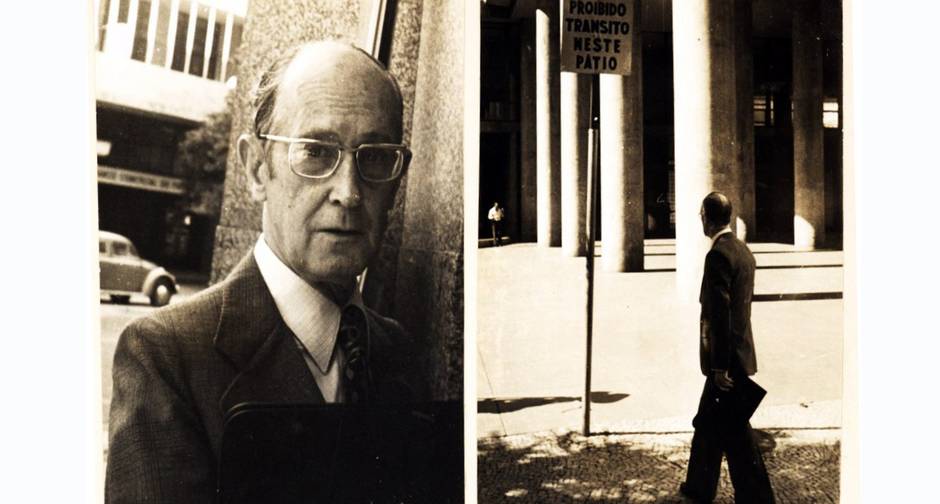 Palácio Capanema. Carlos Drummond de Andrade em frente ao prédio onde trabalhou como chefe de gabinete do ministro da Educação e Saúde Pública, Gustavo Capanema