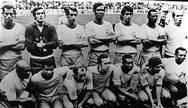 A galáctica seleção tricampeã mundial em 1970, no México. De pé: Carlos Alberto, Félix, Piazza, Brito, Clodoaldo e Everaldo. Agachados: o massagista Mário Américo, Jairzinho, Gérson, Tostão, Pelé e Rivellino