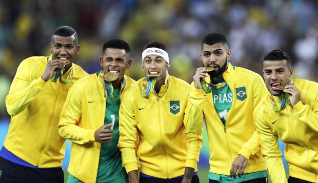 Ouro. O primeiro lugar no pódio olímpico do futebol do Brasil foi conquistado nos pênaltis, após Neymar selar a vitória, em mais um dramático jogo contra a Alemanha, no Maracanã