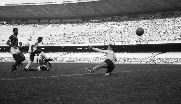 Golaço. Pelé toca na saída do goleiro Castilho para marcar o segundo gol do Santos na vitória por 3 a 1 sobre o Fluminense no Torneio Rio-São Paulo: gol de placa após arrancar do seu próprio campo e driblar seis adversários