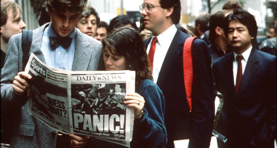 "Segunda-feira Negra". Pessoas acompanham pelos jornais as notícias do crash da Bolsa de Valores de Nova York em 1987: pânico