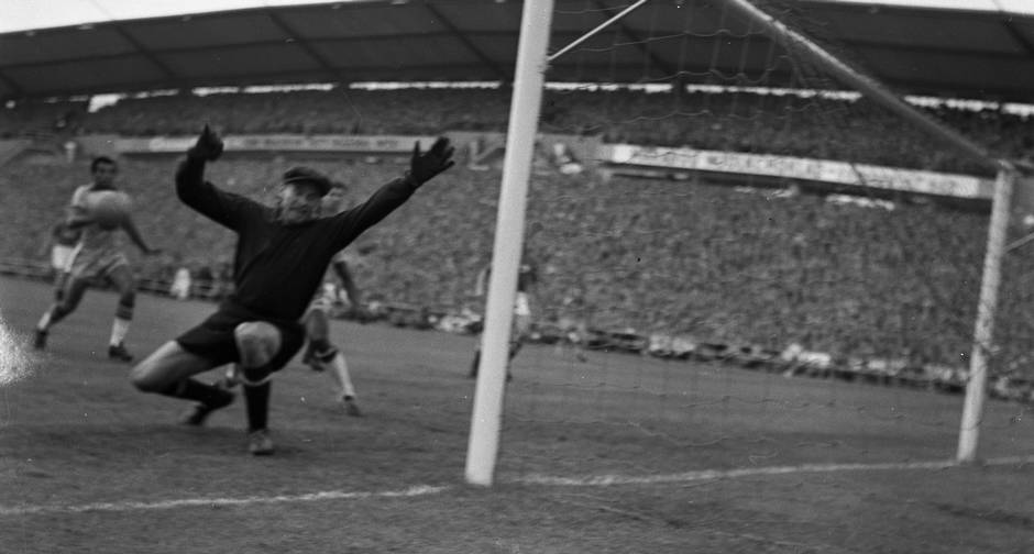 Aranha Negra. O fantástico goleiro Lev Yashin tenta encontrar a bola chutada por Garrincha, que bateu na trave: vitória brasileira por 2 x 1 na estréia na Copa da Suécia