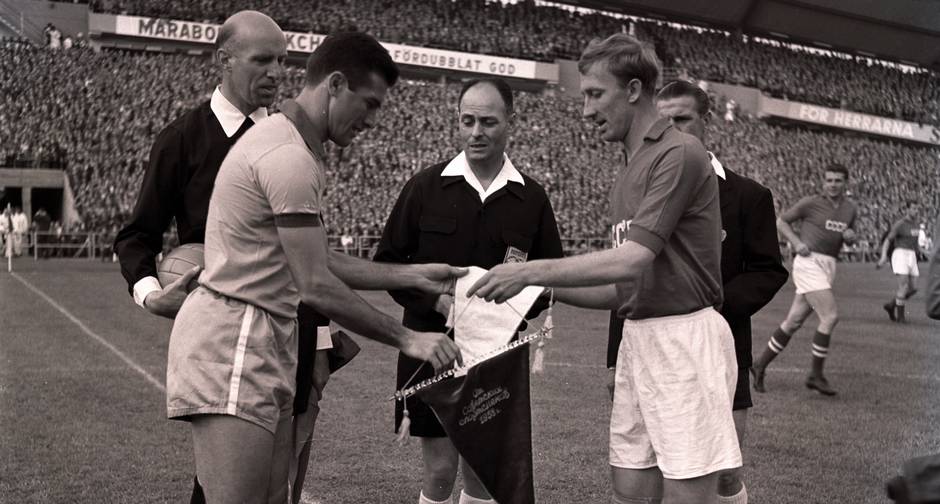 Brasil x URSS. No Estádio Ullevi, na Suécia, os capitães Bellini (à esquerda) e Igor Netto trocam flâmulas na terceira partida da fase inicial da primeira Copa do Mundo disputada pelos soviéticos