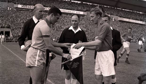 Brasil x URSS. No Estádio Ullevi, na Suécia, os capitães Bellini (à esquerda) e Igor Netto trocam flâmulas na terceira partida da fase inicial da primeira Copa do Mundo disputada pelos soviéticos