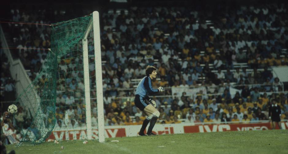 Rede estufada. O goleiro soviético Dasaev fica imóvel, enquanto a bola de Éder entra na rede: vitória brasileira por 2 a 1, na primeira fase da Copa da Espanha