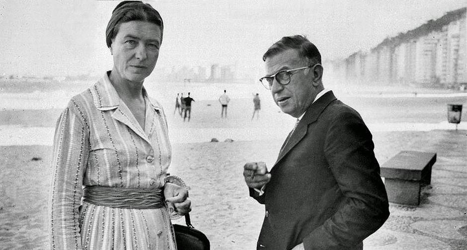 Praia. No Rio, Simone e Sartre foram fotografados passeando na antiga calçada da orla da Praia de Copacabana