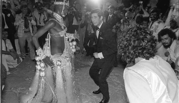 Samba. Em visita ao Brasil, ainda solteiro, o príncipe Charles dançou com a passista Pinah, destaque em desfiles da Beija-Flor, no Rio