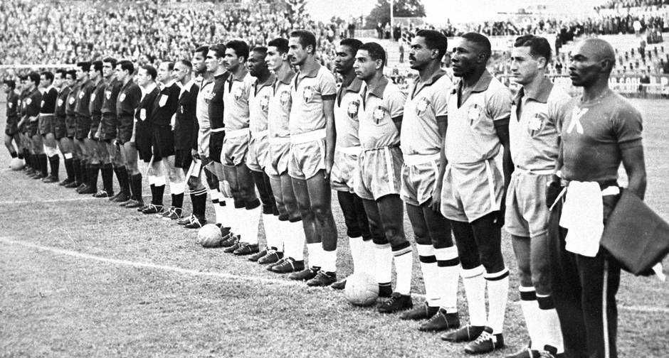 Amarelinha. A seleção perfilada na estreia da Copa da Suíça, em que goleou o México por 5 a 0. Foi a primeira Copa disputada com a camisa amarela. Da esquerda para a direita: Bauer, Castilho, Nilton Santos, Brandãosinho, Julinho, Pinheiro, Didi, Rodrigues, Baltazar, Djalma Santos, Pinga e Mário Américo (massagista)