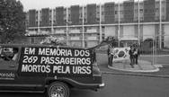 Protesto. Em frente a Embaixada da União Soviética, em Brasília, coreanos protestam contra a derrubada do avião em que 269 pessoas foram mortas