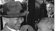 Negociação. Chegada a Paris do Diplomata Xuan Thuy, Negociador-chefe dos norte-vietnamitas nas negociações de paz de Paris, em 1968. As negociações levaram a retirada das tropas americanas do Vietnã
