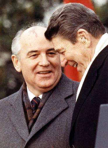 Acordo. Acabamos de fazer história, assim o presidente Ronald Reagan classificou o tratado assinado com o líder soviético Mikhail Gorbachev, em 8 de dezembro de 1987. No acordo os países acertaram a redução dos arsenais nucleares com o desmonte, em três anos, de 2.800 mísseis de curto e médio alcance