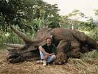 Talento. O diretor Steven Spielberg e o triceratops durante intervalo das filmagens de “Jurassic Park"