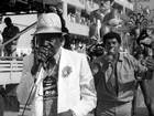 Vitalidade. Aos 74 anos, debaixo de sol forte, Jamelão defende na avenida o samba "O reino das palavras", homenagem a Carlos Drummond de Andrade que deu o bicampeonato à Mangueira: ao fundo, o cantor auxiliar Eraldo Caê