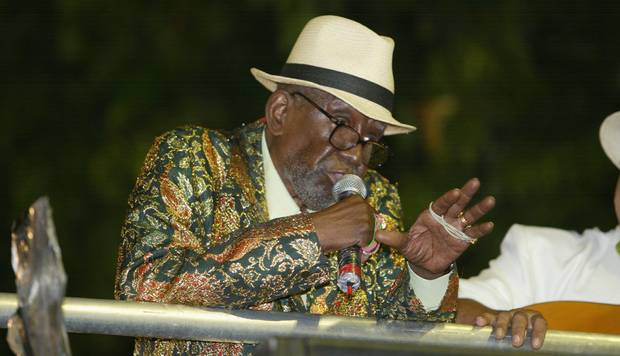 Despedida. Jamelão interpreta o samba da Mangueira na avenida pela última vez