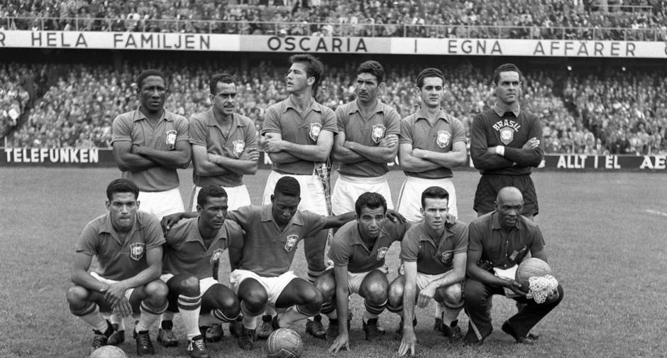 Escrete. Brasil 5 x 2 Suécia: em pé, da esquerda para a direita: Djalma Santos, Zito, Belini, Nilton Santos, Orlando e Gilmar. Agachados: Garrincha, Didi, Pelé, Vavá, Zagalo e Mário Américo (massagista)