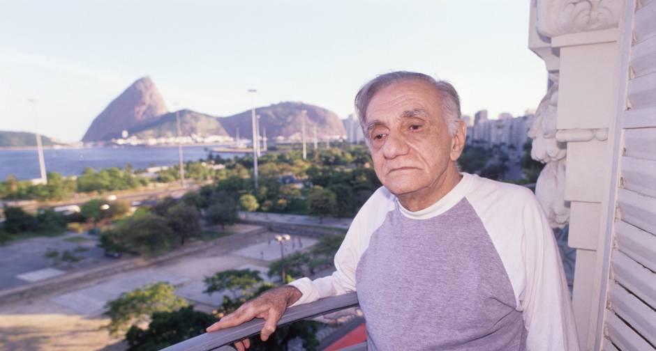 Premiado. João Cabral de Melo Neto, foi poeta e diplomata, nasceu em Recife, Pernambuco em 1920. Foi agraciado com vários prêmios literários, entre eles o Prêmio Neustadt, tido como o "Nobel Americano", sendo o único brasileiro com tal distinção, e o Prêmio Camões
