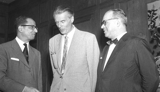Rio. Ciro dos Anjos (à esquerda), Aldous Huxley e Guimarães Rosa conversam na sede do GLOBO