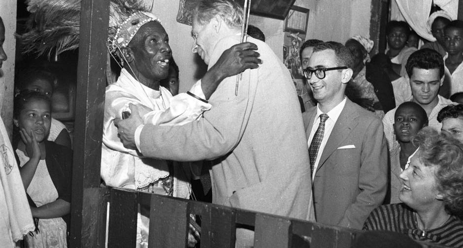 Sincretismo. Aldous Huxley recebe "abraço duplo" do pai de santo durante sessão de umbanda, no Morro do Salgueiro