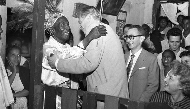 Sincretismo. Aldous Huxley recebe "abraço duplo" do pai de santo durante sessão de umbanda, no Morro do Salgueiro