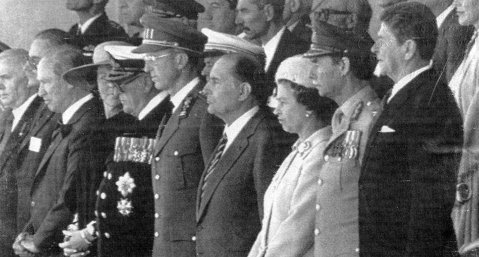 Comemoração pelos 40 anos do Dia D. Na foto da direita para a esquerda: O presidente americano Ronald Reagan, o Grão-Duque de Luxemburgo Jean, a Rainha Elizabeth II da Inglaterra, o presidente francês François Miterrand, Rei Balduíno da Bélgica, Rei Olav V da Noruega , Rainha Beatrix da Holanda e o primeiro-ministro canadense Pierre Trudeau