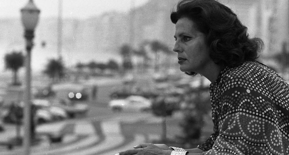 A cantora portuguesa, Amália Rodrigues, na varanda do Hotel Copacabana Palace