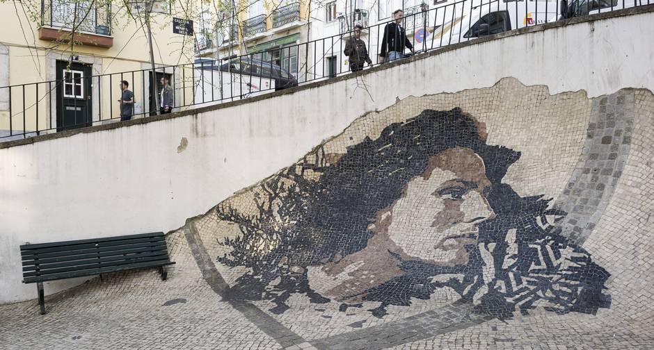 Mosaico reproduz o rosto da cantora de fado Amália Rodrigues na Alfama, Lisboa