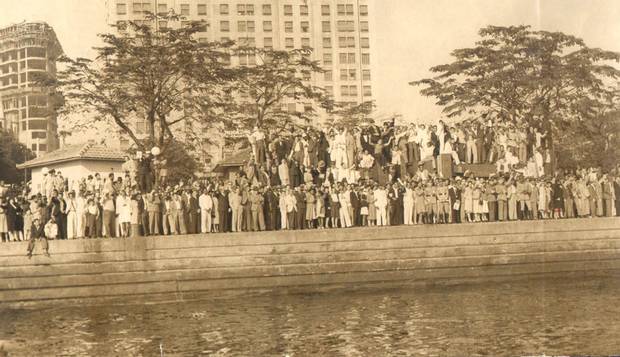 Heróis. No Porto do Rio, na Praça Mauá, multidão aguarda pracinhas da FEB que lutaram na 2ª Guerra. Ao fundo, o prédio do jornal "A Noite" e da Rádio Nacional