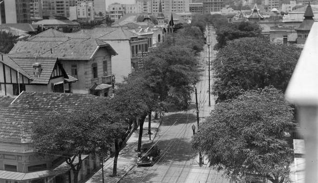 Urbanização. A partir dos anos 40, Copacabana vive boom imobiliário e ganha prédios e ruas asfaltadas