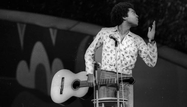 Banquinho e violão. Gilberto Gil se apresenta no Festival Internacional da Canção, em 1972