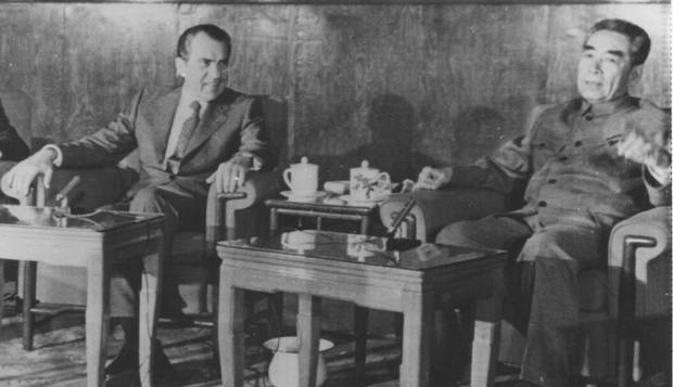 Em Pequim, Nixon conversa com o premier chinês Chou En-Lau