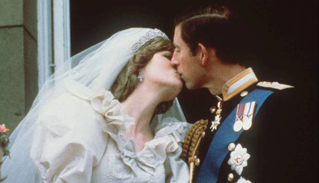 Casamento do século. Com um beijo, Charles e Diana selaram um conto de fadas moderno: a união, porém, acabou em divórcio