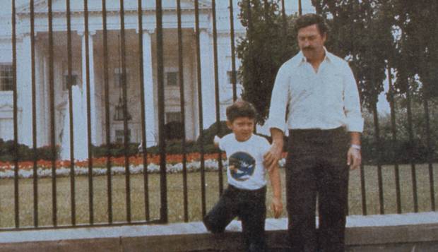 Embora fosse um dos homens mais procurados do mundo, Pablo Escobar chegou a viajar para os EUA e tirar uma foto com o filho, Juan Pablo, diante da Casa Branca