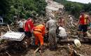 Tragédia. Bombeiros trabalham no resgate das vítimas do deslizamento na Praia do Bananal, na Ilha Grande, que deixou 31 mortos