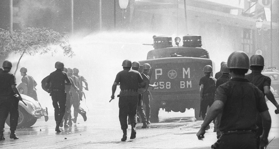 Estudantes entram em conflito com policiais militares na Cinelândia, Centro do Rio; PMs dispersam multidão com jatos d’água