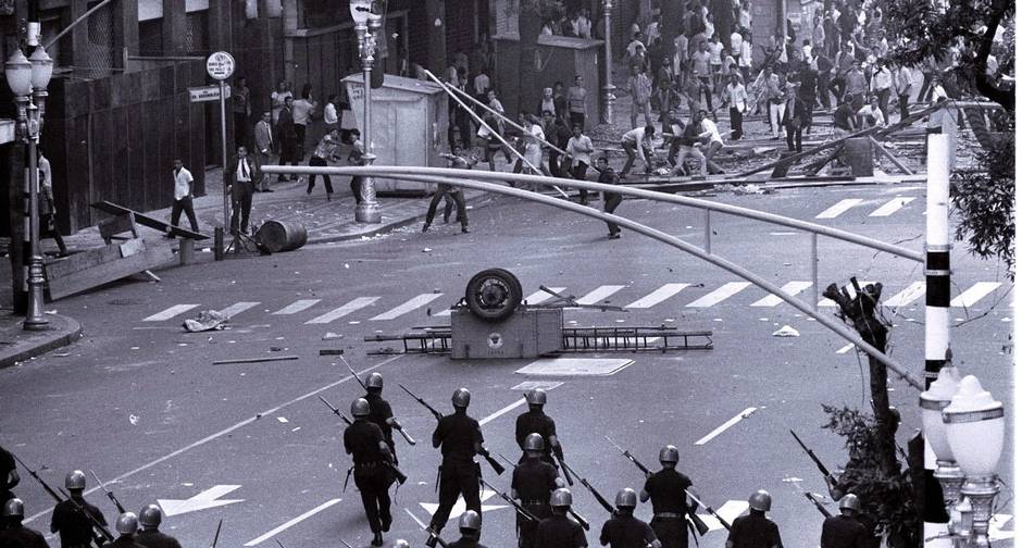 Manifestantes enfrentam policiais militares e soldados do Exército durante protesto no Centro de São Paulo