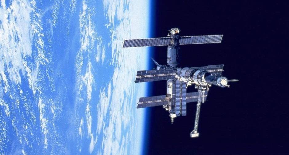 Espaço. A estação espacial russa Mir (Paz) flutua sobre o Oceano Pacífico: complexo substituiu o americano Skylab como principal centro de pesquisas no espaço, até ser desativado em 2001