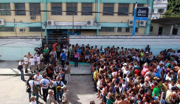 Drama. Parentes de alunos aguardam notícias do lado de fora do colégio, após massacre