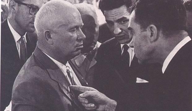 Krushov discute com Nixon durante visita do vice-presidente americano a Moscou