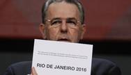 Vitória. O presidente do Comitê Olímpico Internacional, Jacques Rogge, mostra o cartão com a inscrição Rio de Janeiro 2016