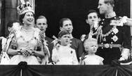 Elizabeth II, príncipe Charles, princesa Anne e duque de Windsor no balcão do Palácio de Buckinghan após a cerimônia de coroação da rainha