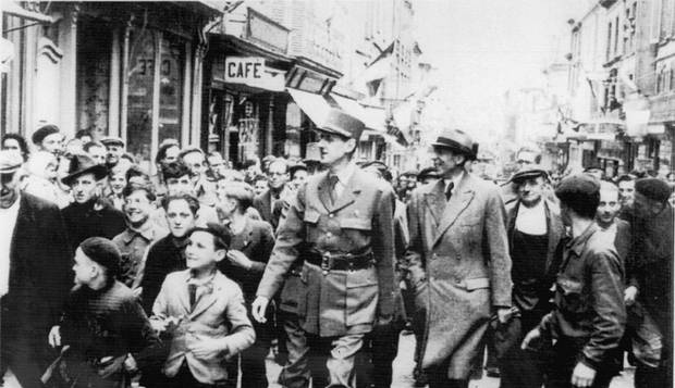 Retorno. Charles de Gaulle retorna a Paris como herói após a expulsão dos nazistas, em 1944