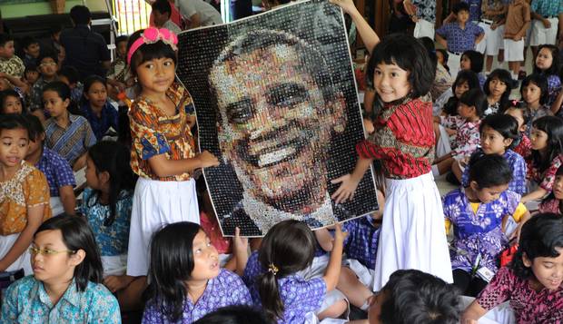 Torcida. Estudantes de Jakarta seguram um cartaz com a foto de Obama: presidente americano frequentou a escola quando era criança